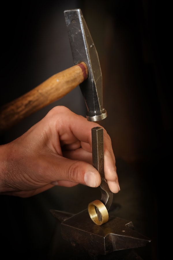 Handwerkskunst und Präzision in der Verarbeitung