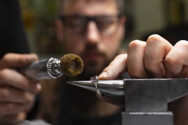 Qualität im Vergleich: Wie Diemer Schmuck sich von der Konkurrenz abhebt